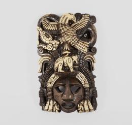 MÁSCARA MODERNA DE CERÁMICA POLICROMADA DE ESTILO AZTECA REPRESENTANDO UNA ESCENA MITOLÓGICA EN LA PARTE SUPERIOR