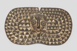 RELIEVE RECTANGULAR CON MÁSCARA EN EL CENTRO BWA MOSSI, BURKINA FASO