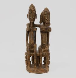 PAREJA DE FIGURAS AFRICANAS SEDENTES TÍPICAS DEL GRUPO ÉTNICO DOGÓN