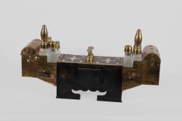 MALETÍN MODERNO DE LIMPIABOTAS ESTILO ORIENTAL DE MADERA CON INCRUSTACIONES DE NÁCAR Y LATÓN DORADO. CON 16 FRASCOS DE CRISTAL DE DISTINTOS TAMAÑOIS CON TAPAS DE LATÓN PULIDO