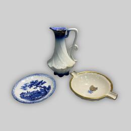 LOTE DE PLATO Y JARRA DE PORCELANA Y CENICERO DE CERÁMICA SIGLO XX