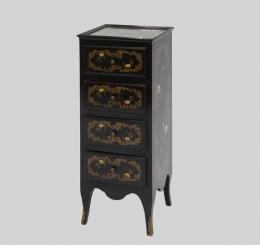 MUEBLE AUXILIAR LACADO EN NEGRO CON DECORACIÓN POLICROMADA.S.XX