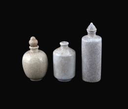 CONJUNTO DE TRES BOTELLAS DE RAPÉ TIPO CELADÓN. SIGUIENDO MODELOS DINASTÍA SONG, CHINA
