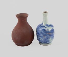 LOTE FORMADO POR SOLIFLOR DE BARRO Y BOTELLA DE RAPE, SIGUIENDO MODELOS DE LA DINASTIA QING, CHINA.