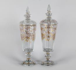 PAREJA DE JARRONES CON TAPA EN VIDRIO TALLADO CON DECORACIÓN DE GUIRNALDAS. ALEMANIA, C. 1900 43,5 cm.
