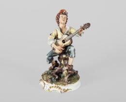 FIGURA MUCHACHO TOCANDO LA GUITARRA EN PORCELANA CAPODIMONTE. NÁPOLES, S. XX
