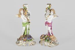 PAREJA DE CANDELEROS EN PORCELANA. MARCA VON SCHIERHOLZ. ALEMANIA, MED. S. XX