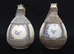 PAREJA DE BOTELLAS PARA GINEBRA EN CERÁMICA VIDRIADA Y ESMALTADA. COMPAÑÍA DE LAS INDIAS ORIENTALES, SIGLO XIX