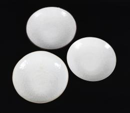CONJUNTO DE TRES PLATOS EN PORCELANA ESMALTADA Y VIDRIADA TIPO QINGBAI, SIGUIENDO MODELOS DINASTÍA SONG