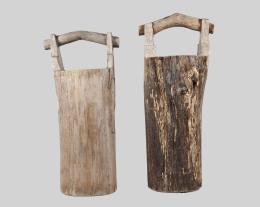 PAREJA DE CUBOS PARA TRANSPORTAR AGUA EN TRONCOS HUECOS DE MADERA DE CEREZO. SIGUIENDO MODELOS DE LA DINASTÍA SONG. CHINA