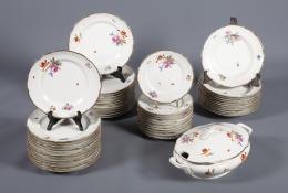 VISTA ALEGRE VAJILLA DE PORCELANA PORTUGUESA CON DECORACIÓN FLORAL Y BORDE DORADO SINUOSO.