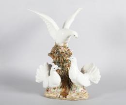 REX CENTRO DE PORCELANA REPRESENTANDO TRES PALOMAS.