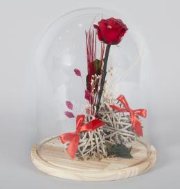 CENTRO DE MESA COMPUESTO POR DOS CORAZONES DE TIRAS DE MADERA ACOMPAÑADOS POR FLORES Y UNA ROSA PRESERVADA EN UNA URNA DE PLASTICO Y BASE DE MADERA