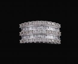 SORTIJA HILERAS DE DIAMANTES EN ORO 18 KT. Realizada en oro de 18 kt. Formada por doble hilera central de diamantes talla baguette y trapecio engastados en carril. Peso total aproximado: 0.50 ct. Flanqueada por tres hileras de diamantes talla brillante en