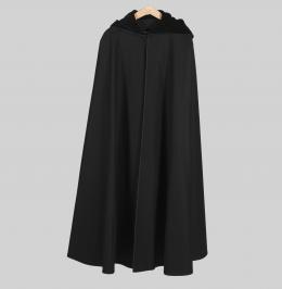 CAPA NEGRA DE LA CASA SESEÑA DE PAÑO CON CAPUCHA Y RIBETES FORRADAS EN TERCIOPELO NEGRO.