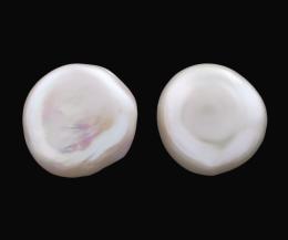 PENDIENTES CON PERLAS CULTIVADAS BARROCAS EN PLATA Realizados en plata de ley 925 mm. Formados por una pareja de perlas cultivadas barrocas tipo botón. Sistema de cierre presión. 