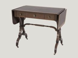 MESA PEMBROKE INGLESA CON CAJONES DE CAOBA Y DECORACIÓN DE CHAPEADO, CON RUEDAS. CIRCA 1950.