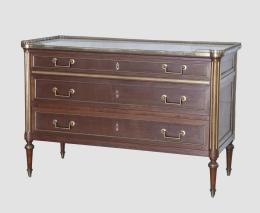 CÓMODA DE CAOBA ESTILO DIRECTORIO CON SOBRE DE MÁRMOL BLANCO Y GALERÍA DE BRONCE CALADA.