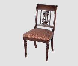 PAREJA DE SILLAS DE CAOBA CON PATAS TORNEADAS Y RESPALDO DE LIRA ESTILO REGENCY Y TAPICERÍA DE DE CUADROS.