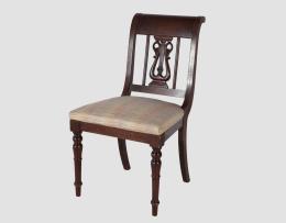 PAREJA DE SILLAS DE CAOBA CON PATAS TORNEADAS Y RESPALDO DE LIRA ESTILO REGENCY Y TAPICERÍA DE DE RAYAS.