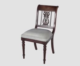 PAREJA DE SILLAS DE CAOBA CON PATAS TORNEADAS Y RESPALDO DE LIRA ESTILO REGENCY Y TAPICERÍA GRIS.