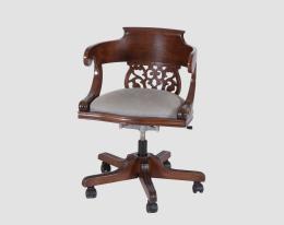 SILLA DE BUREAU DE CAOBA CON RESPALDO CALADO Y RUEDAS CON TAPICERÍA GRIS.