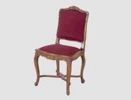 SILLA DE NOGAL CON DECORACIÓN TALLADA Y CHAMBRANA EN X DE ESTILO REGENCIA CON TAPICERÍA EN COLOR ROJO.