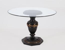 MESA DE CENTRO EN FORMA DE COPA DE GUSTO CLÁSICO DE RESINA PATINADA Y REALCES DORADOS CON TAPA DE CRISTAL.