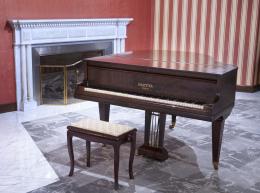 PIANO DE COLA FRANCÉS DE CAOBA Y PATAS EN FORMA DE ESTÍPITE, MARCA PLEYEL, PARÍS. S.XIX
