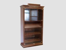 LIBRERÍA DE CAOBA CON REMATE CENTRAL DE GUSTO CLÁSICO, CUERPO SUPERIOR CON PUERTAS ACRISTALADAS E INFERIOR CON EXPOSITOR DE VINOS.