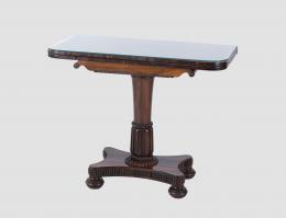 MESA DE JUEGO ABATIBLE DE PALO SANTO CON PIE CENTRAL TORNEADO Y BASE LOBULADA, EPOCA GUILLERMO IV, HACIA 1830-1837