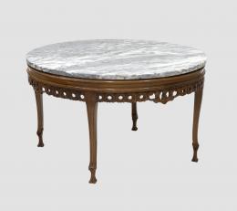 MESA BAJA CIRCULAR DE MADERA CON GALERÍA TALLADA Y CALADA CON SOBRE DE MÁRMOL GRIS VETEADO. ESPAÑA, S. XX. Madera y mármol veteado 45 cm. x80 cm.