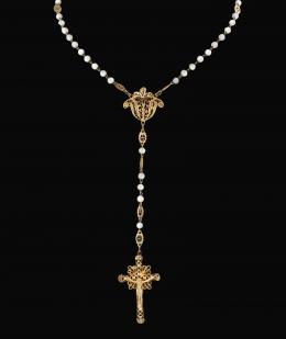 ROSARIO ANTIGUO NÁCAR EN METAL BAÑADO Realizado en metal bañado. Compuesto por cuentas de nácar, con detalles en filigrana de oro, rematado en crucifino de oro en filigrana.