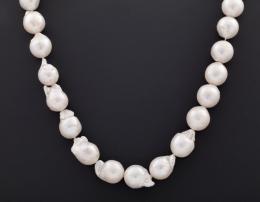 COLLAR MATINÉ DE PERLAS BARROCAS EN PLATA DE LEY Realizado con preciosas perlas barrocas de gran calidad. Cierre mosquetón en plata de ley, con contraste. 