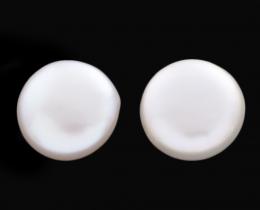 PAREJA DE PENDIENTES CON PERLAS CULTIVADAS TIPO BOTÓN EN PLATA DE LEY Realizados en plata de ley. Formados por dos bonitas perlas cultivadas tipo botón. Cierre presión. 