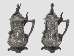 PAREJA DE JARRAS FRANCESAS EN PELTRE CON DECORACIÓN REPUJADA, S.XVIII