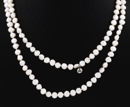 COLLAR LARGO PERLAS PEQUEÑAS BARROCAS Realizado con pequeñas perlas barrocas. Longitud: 120 cm.