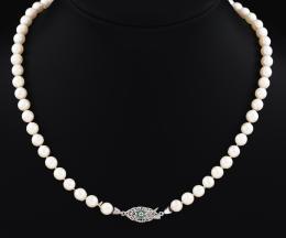 COLLAR PERLAS CULTIVADAS CON BROCHE EN ORO 18 KT Collar Matiné formado por perlas cultivadas. Broche en oro de 18 kt, con detalle de pequeñas esmeraldas en forma de flor.
