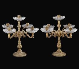 PAREJA DE CANDELABROS EN BRONCE DORADO Y VIDRIO TALLADO. PP. S.XX