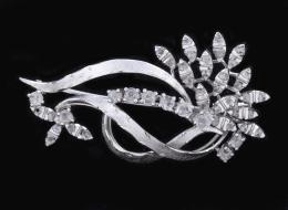 BROCHE FLORAL CON DIAMANTES EN ORO 18 KT Realizado en oro de 18 kt. De motivo floral formado por diamantes en talla antigua, engastados en garras y en medio chatón, con un peso total aproximado de 0.55 ct.