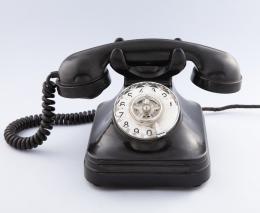 TELEFONO REALIZADO EN BAQUELITA NEGRA AÑOS 50/60. Baquelita 15 cm.x16 cm.x13 cm.