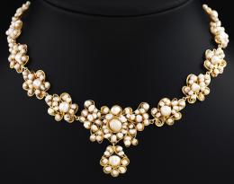 COLLAR POPULAR EN ORO AMARILLO CON PERLAS ALJÓFAR Collar popular antiguo realizado en oro amarillo con decoración de perlas aljófar.