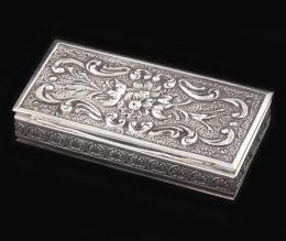 CAJA REPUJADA EN PLATA Pequeña caja rectangular en plata, con decoración de motivos florales y vegetales.