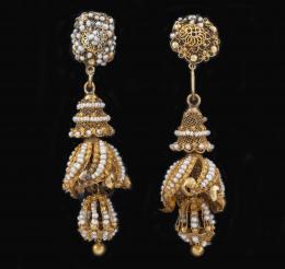 PENDIENTES LARGOS ANTIGUOS CON PERLAS DE ALJÓFAR EN ORO BAJO Realizados en oro bajo. Antiguos, decorados con perlas de aljófar sobre una delicada filigrana. Faltan perlas.
