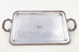 BANDEJA DE PLATA CON ASAS EN PLATA Realizada en plata. De forma rectangular con dos asas, repujadas al igual que el borde de la bandeja.