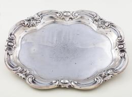 BANDEJA DE PLATA DE 900 MM Realizada en plata 900 mm. De forma oval, con temática vegetal en bordes y motivo central grabado.