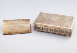 LOTE DE CAJA Y PITILLERA EN PLATA Realizados en plata de ley y plata 900 mm. Caja con interior forrado de madera. Pitillera con iniciales F.F.