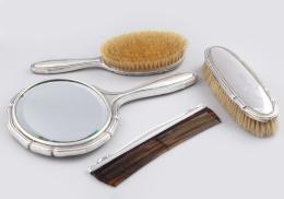 CONJUNTO DE TOCADOR EN PLATA DE LEY Lote de dos cepillos, peine y espejo, realizados en plata de ley española, para tocador.Faltas en el espejo.