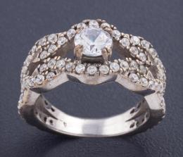 SORTIJA CON CIRCONITAS EN PLATA Realizada en plata. De estilo clásico, destaca una circonita central en talla redonda engastada en garras, acompañada a su vez de circonitas en talla redonda engastadas en grano.