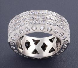 SORTIJA ANCHA CON CIRCONITAS EN PLATA Realizada en plata. Cuajada de circonitas engastadas en grano y a la rusa. 